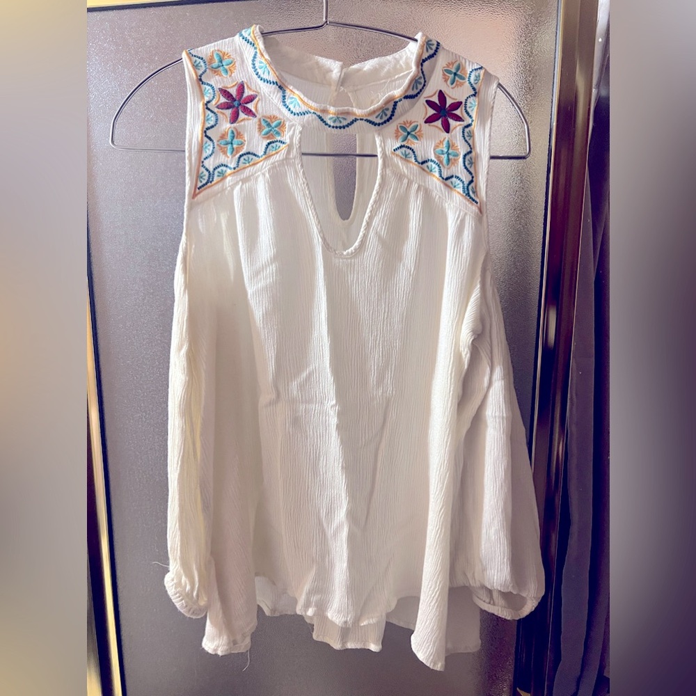 Adorable top with open shoulder’s, with quarter sleeve.